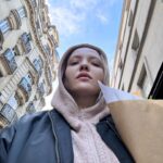 Irina Myagkova Instagram - Финальный день в Париже. В этот раз было необычно. Было много «первый раз в жизни», а именно: - застала в Париже 10 и солнце и -4 снег - потеряли мой багаж и я прожила 2 дня без багажа - дала концерт в Париже - сделала татуировку🩷 - снимали 3 дня кое-что😎 - порвалась красная нить, хотя желание не исполнилось🤷🏼‍♀️ может, на днях🙌🏼 - купила богатую сумку☺️ - слушала в такси русский шансон, и это не мой выбор, это таксист так захотел😂 Но, как и всегда очень много улыбалась. Мне тут очень хорошо.