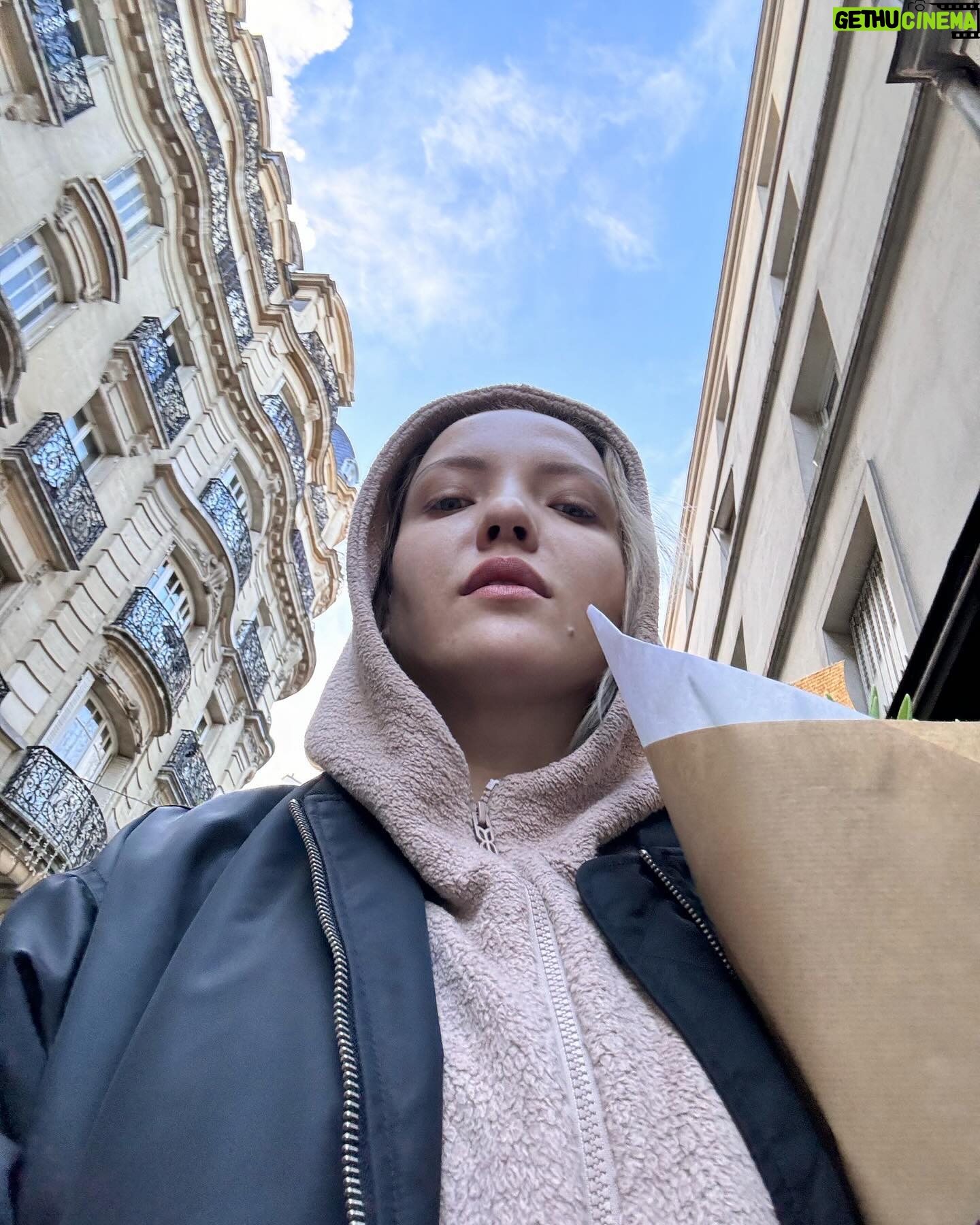 Irina Myagkova - 15.2K Likes - Финальный день в Париже. В этот раз было необычно. Было много «первый раз в жизни», а именно:
- застала в Париже 10 и солнце и -4 снег
- потеряли мой багаж и я прожила 2 дня без багажа
- дала концерт в Париже
- сделала татуировку🩷
- снимали 3 дня кое-что😎
- порвалась красная нить, хотя желание не исполнилось🤷🏼♀️ может, на днях🙌🏼
- купила богатую сумку☺️
- слушала в такси русский шансон, и это не мой выбор, это таксист так захотел😂
Но, как и всегда очень много улыбалась. Мне тут очень хорошо.