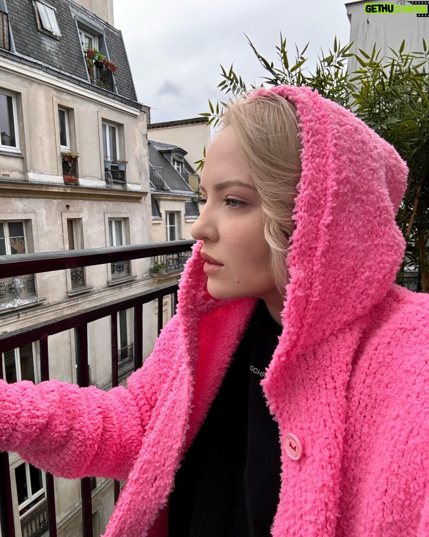 Irina Myagkova - 17K Likes - Paris🩷 он а пердю мэ багяж😎он а трувэ мэ багяж☺️