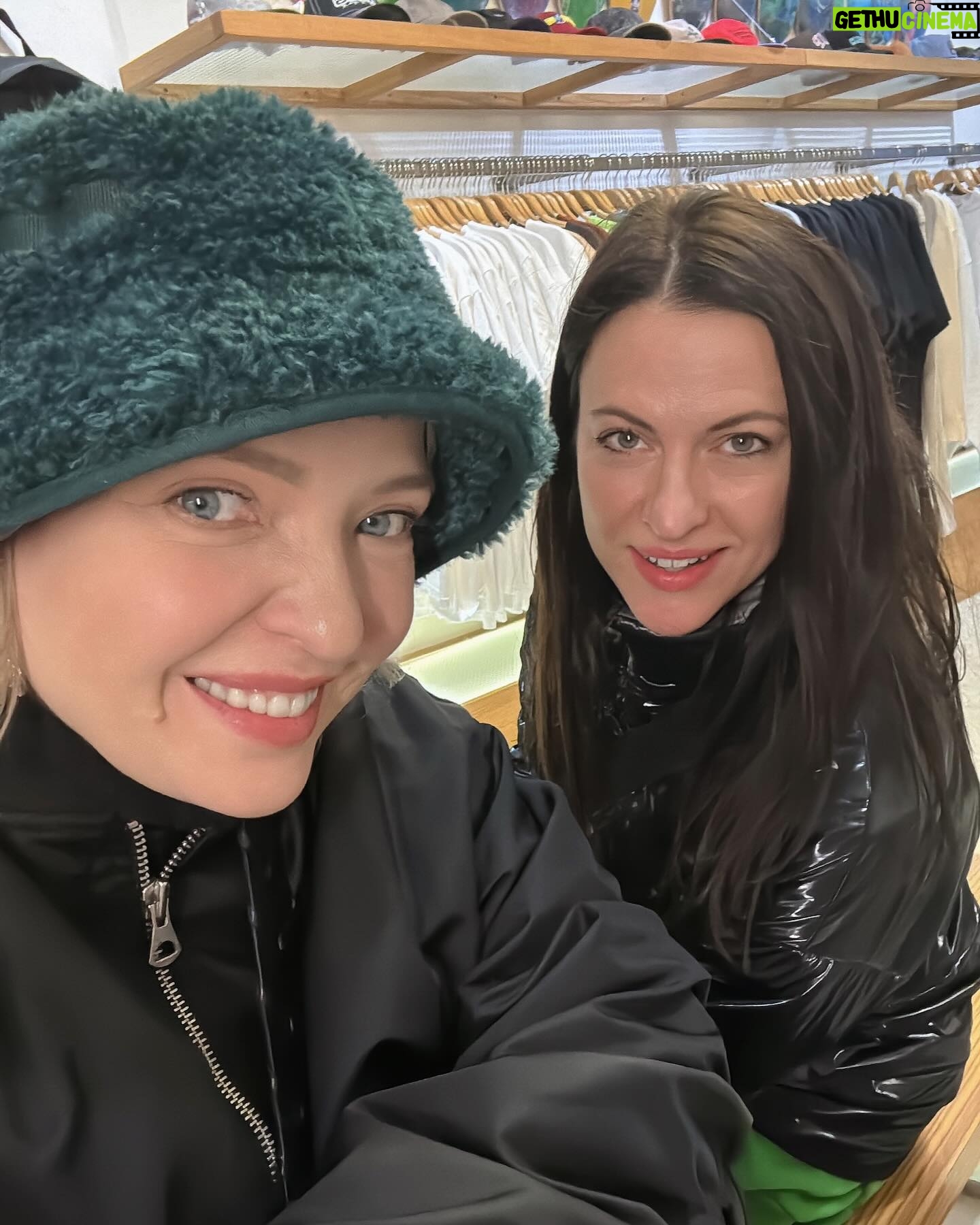 Irina Myagkova - 15.2K Likes - Финальный день в Париже. В этот раз было необычно. Было много «первый раз в жизни», а именно:
- застала в Париже 10 и солнце и -4 снег
- потеряли мой багаж и я прожила 2 дня без багажа
- дала концерт в Париже
- сделала татуировку🩷
- снимали 3 дня кое-что😎
- порвалась красная нить, хотя желание не исполнилось🤷🏼♀️ может, на днях🙌🏼
- купила богатую сумку☺️
- слушала в такси русский шансон, и это не мой выбор, это таксист так захотел😂
Но, как и всегда очень много улыбалась. Мне тут очень хорошо.