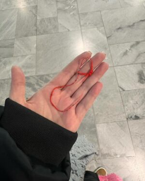 Irina Myagkova Instagram - Финальный день в Париже. В этот раз было необычно. Было много «первый раз в жизни», а именно:
- застала в Париже  10 и солнце и -4 снег
- потеряли мой багаж и я прожила 2 дня без багажа
- дала концерт в Париже
- сделала татуировку🩷
- снимали 3 дня кое-что😎
- порвалась красная нить, хотя желание не исполнилось🤷🏼‍♀️ может, на днях🙌🏼
- купила богатую сумку☺️
- слушала в такси русский шансон, и это не мой выбор, это таксист так захотел😂
Но, как и всегда очень много улыбалась. Мне тут очень хорошо.