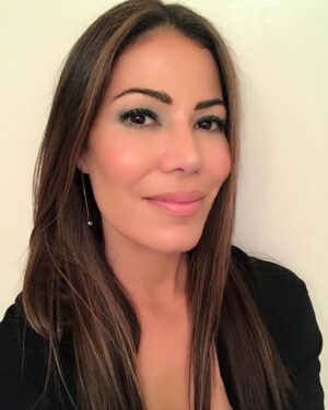Iris Almario Instagram - Hola mi gente. It’s been a minute. Just wanted to wish you all a beautiful weekend ❤️ #saludos 

💇🏻‍♀️💄 @lizziescissorhands 
📱 #selﬁe ✌🏼

#actrizlatina #greetings #spreadlove❤ #weekendvibe #boricuas #colombianas #actressgallery #fridaymood😎
