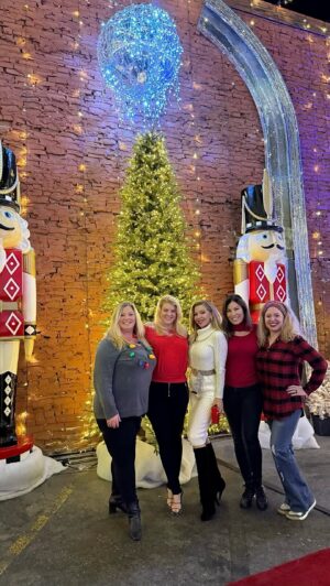 Iris Almario Instagram - I felt like a kid again @frostyshollywood. Thanks for joining me @breawaj @jamie_uhtof @kaymartinson @jenniferlyonsden 🎊⛄️🥂 If you’re in LA check out #frostyschristmasbar 🎅🏼🎄❄️ 

#happyholidays2023 #feltlikeakidagain #december2023 #thingstodoinla #ladiesnightout
