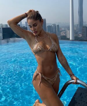 Irmak Ünal Instagram - For someone who was born and raised in a country where Asia and Australia have always been known as "the other end of the world", starting to live in Indonesia... Discovering Malaysia, Vietnam... Singapore is like being born again... China and Australia are next... Let the travel season begin. ✨✨✨ #kualalumpur #grateful #worldismygarden #traveltheworld #iammyownexperimentiammyownworkofart
