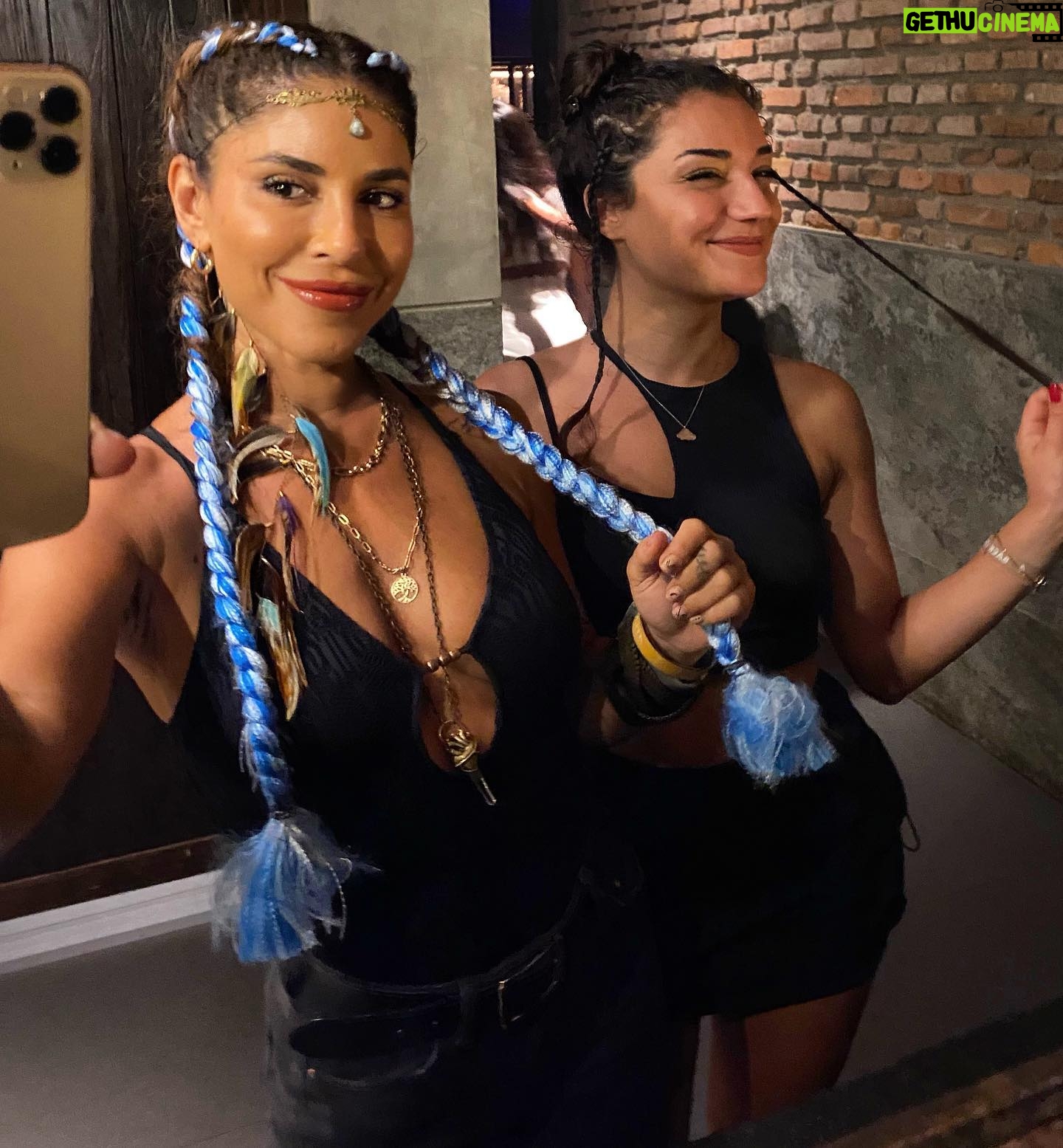 Irmak Ünal Instagram - I felt like wishing something very nice for everyone…❤️ I hope you endow yourself only with people who love themselves and love this journey of life….I hope you are surrounded by sincere and real people. Because this is how our miraculous journey become wonderfully enjoyable. I am grateful for all the beautiful people around me, inside and out. Thank you for accompanying me on our way home ✨✨✨ Herkes için çok güzel bir şey dilemek geldi içimden. Umarım kendinizi sadece kendini seven ve bu hayat yolculuğunu seven insanlarla donatırsınız…Umarım etrafınız samimi ve gerçek insanlarla çevrilidir. Çünkü mucizevi yolculuğumuz bu şekilde harika bir keyife dönüşüyor. Etrafımdaki içi dışı bir, Keyifli tüm güzel insanlara minnettarım. İyiki eve dönüş yolunda bana eşlik ediyorsunuz 🙏🏻✨ #wearealljustwalkingeachotherhome #gratitude #thankful #bestlife #allin