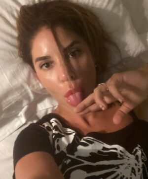 Irmak Ünal Instagram - Last few months have been amazing eye openers… my little advice to all that give time and love to follow me… always listen to your intuition, but still be brave to follow your dreams… sometimes it will seem like it all dont make sense… but believe me there is a reason for this all… And… dont forget to have loads of fun in the process.  Oh and dont take it too seriously…Keep dancing and keep dreaming ❤️‍🔥 
✨✨✨✨✨✨✨✨✨ Son birkaç ay inanılmaz ufuk açıcı oldu… beni takip etmek için zaman ayıran ve seven herkese küçük tavsiyem… her zaman sezgilerinizi dinleyin, buna ragmen yine de hayallerinizi takip etmek için cesur olun… bazen her şey anlamsızmış gibi görünecek … ama inanın bütün bunların bir nedeni var… Ve… bu süreçte bol bol eğlenmeyi de unutmayın. Ha bi de… fazla ciddiye almayın… hiçbirşeyi…Dans etmeye ve hayal kurmaya devam edin #intuition #trustyourintuition #musicislife #believe  #allin #alllove