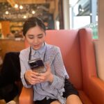 Iroha Yanagi Instagram - ・ よーやくiPhone14pro maxに📲 シネマティックモードに虜です。 動画撮るの楽しい〜 (遅いw) スマホのカメラクオリティーが すごすぎるぞ。 いったいこの先どこまで 進化しちゃうのか🫢 サイズが大きくなったし ケースも新調ˎˊ˗ 前回と同じく @unicasejp ちなみにストラップは別物！ ケースの内側に引っ掛けるだけ♡ あると超絶便利♪ 私よく落とすしさ。笑 ストラップにストライプシャツは なんだろうかoffice感。 休憩中☕︎じゃないよ🤫 まだ持ち慣れないサイズだけど 液晶大きくてお気に入り🤍 pro maxのおすすめ機能とかあれば 誰か教えてほしい〜.*˚ #unicase #スマホケース #ストラップ #iphone14promax