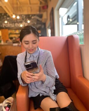 Iroha Yanagi Instagram - ・
よーやくiPhone14pro maxに📲
シネマティックモードに虜です。
動画撮るの楽しい〜
(遅いw)

スマホのカメラクオリティーが
すごすぎるぞ。
いったいこの先どこまで
進化しちゃうのか🫢

サイズが大きくなったし
ケースも新調ˎˊ˗
前回と同じく
@unicasejp 

ちなみにストラップは別物！
ケースの内側に引っ掛けるだけ♡
あると超絶便利♪
私よく落とすしさ。笑
ストラップにストライプシャツは
なんだろうかoffice感。
休憩中☕︎じゃないよ🤫

まだ持ち慣れないサイズだけど
液晶大きくてお気に入り🤍
pro maxのおすすめ機能とかあれば
誰か教えてほしい〜.*˚

#unicase #スマホケース
#ストラップ #iphone14promax