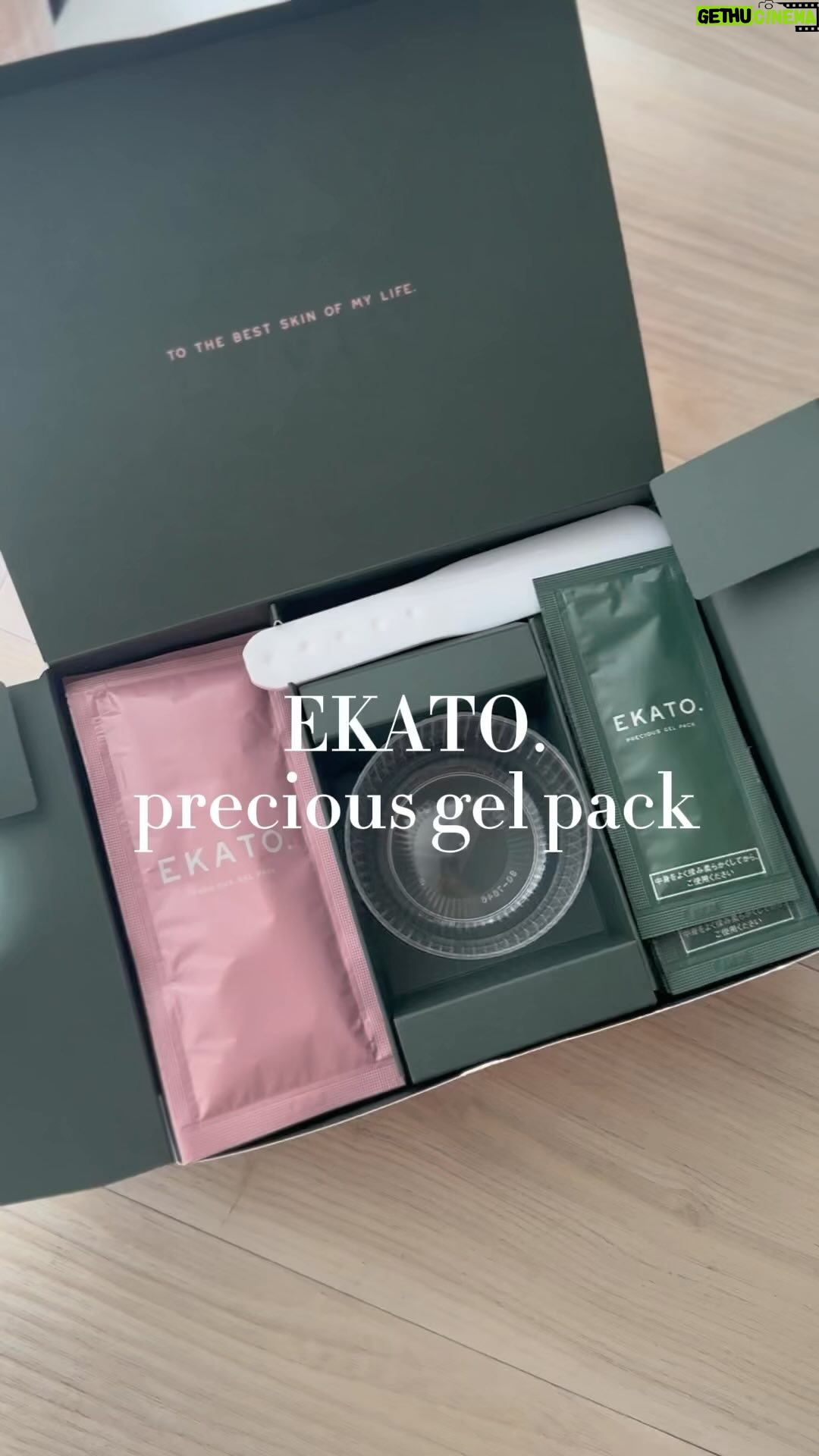 Iroha Yanagi Instagram - ・ 自宅で叶えるセルフケアブランド 「 EKATO. 」のprecious gel pack 愛用中の簡単動画をつくってみたよー🎬 作り方は簡単! 可愛く梱包された 1剤&2剤を順にカップに流し込んで なめらかなジェル状になるまで混ぜるだけ♪ スパチュラで伸ばし広げて 60分くらい放置する 贅沢なスペシャル手作りパック🌿🫧 ひんやーりしてまだまだ暑さ残るから 癒される。。🤍 朝のむくみにも効果ありそう🙌🏻 お肌にしっかり密着😳 使用後1回でもくすみ飛ばしてくれて メイクのりが格段と良くなる👏🏼 ここぞ!というときに入念ケアできる✨ #ekato #ジェルパック #手作りパック #セルフケア #スキンケアマニア #スキンケア #30代スキンケア #炭酸ガスパック #炭酸洗顔
