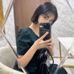 Iroha Yanagi Instagram - 9月は昔から 私の中で転機になる時期で 上京、引っ越しとか 大きい変化が何かしらこの時期にある。 今年は髪を思い切って20cmほどcut✂︎ やりたかった黒髪ボブ。 気持ちもさっぱりする〜！ 子育て中も自分の用意とか支度も 時間短縮なったから楽ちんだし、 おまけに夏海やプールで傷んだ毛先と おさらばできて最高やん。笑🫰🏻 メンズライクなコーデも ワンピース×ボブでもバランス良く 着こなせて、そんなお気に入りな新hair👩🏻 ちなみにこの綺麗なモスグリーンのOPは @for_overe @jinstaglam ありがとー💇🏻‍♀️ #黒髪ボブ #ショートボブ #ボブアレンジ #イメチェン #ボブ #子育てママ #女の子ママ #30代ファッション