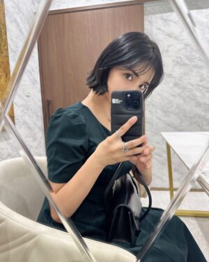 Iroha Yanagi Instagram - 9月は昔から
私の中で転機になる時期で
上京、引っ越しとか
大きい変化が何かしらこの時期にある。
今年は髪を思い切って20cmほどcut✂︎

やりたかった黒髪ボブ。

気持ちもさっぱりする〜！
子育て中も自分の用意とか支度も
時間短縮なったから楽ちんだし、
おまけに夏海やプールで傷んだ毛先と
おさらばできて最高やん。笑🫰🏻
メンズライクなコーデも
ワンピース×ボブでもバランス良く
着こなせて、そんなお気に入りな新hair👩🏻
ちなみにこの綺麗なモスグリーンのOPは
@for_overe 

@jinstaglam 
ありがとー💇🏻‍♀️

#黒髪ボブ #ショートボブ #ボブアレンジ 
#イメチェン #ボブ #子育てママ 
#女の子ママ #30代ファッション