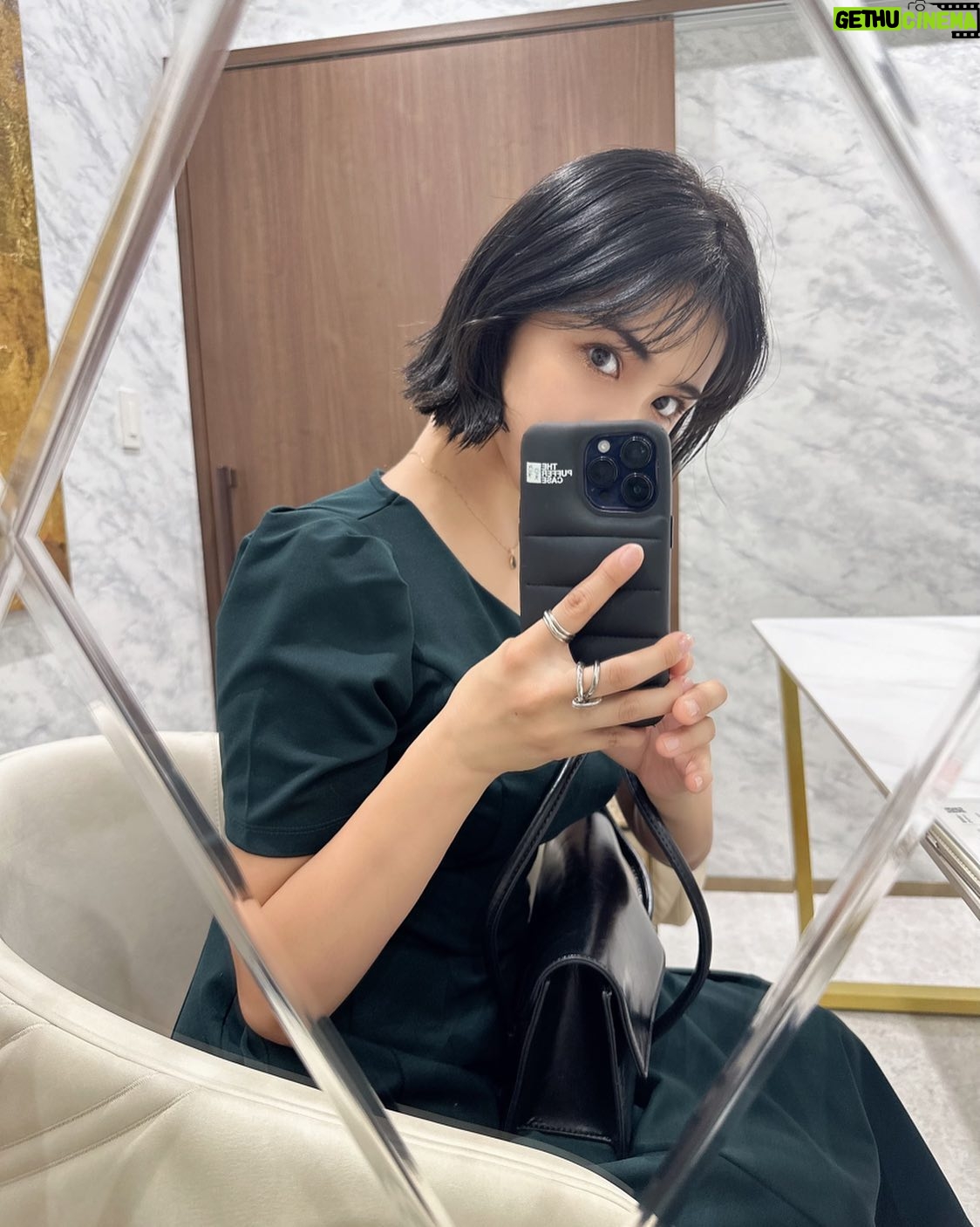 Iroha Yanagi - 812 Likes - 9月は昔から
私の中で転機になる時期で
上京、引っ越しとか
大きい変化が何かしらこの時期にある。
今年は髪を思い切って20cmほどcut✂︎
やりたかった黒髪ボブ。
気持ちもさっぱりする〜!
子育て中も自分の用意とか支度も
時間短縮なったから楽ちんだし、
おまけに夏海やプールで傷んだ毛先と
おさらばできて最高やん。笑🫰🏻
メンズライクなコーデも
ワンピース×ボブでもバランス良く
着こなせて、そんなお気に入りな新hair👩🏻
ちなみにこの綺麗なモスグリーンのOPは
@for_overe
@jinstaglam
ありがとー💇🏻♀️
#黒髪ボブ #ショートボブ #ボブアレンジ
#イメチェン #ボブ #子育てママ
#女の子ママ #30代ファッション