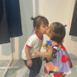 Iroha Yanagi Instagram – 30°近くの猛暑での
子連れデートは熱中症対策大変
だったけど身軽コーデで走り回れて
kids👧🏻たちはずっと楽しい様子☀️
@ainaaa0622
ニコナとねいろが手をつないで
お散歩する姿かわいすぎて優勝🏅笑
同い年っていいね💗
ランチ後はママ達の👖展示会に♪
最近突然「お花だ〜かわい〜」とか
「雨だね〜☔︎」って言い出したり
話せることが多くなってきてすごく成長感じる。
ニコナも久しぶりにあったら
良く歩くしすごく表情豊かになって
可愛さ増してた🌈
またみんなでお出かけしよーね🧺🌿
#令和3年ベビー #8月生まれ女の子 #1歳9ヶ月
#女の子コーデ #女の子コーディネート #女の子ママ
#girlsdontcry #ストリートコーデ #スタンスミス
#キッズシューズ #キッズファッション
#子連れお出かけ #子連れランチ #子連れランチ東京
#中目黒ランチ #同い年ベビー #おしゃべり #成長記録