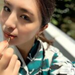 Iroha Yanagi Instagram - 噂のパウダーレスマットリップˎˊ˗ ほどよく透け感があってマットすぎない から薄めメイクの時にもかわいいし、 アイメイクしっかりめのときにも このリップをのせると引き算できて 顔全体のバランスがいいのよね〜✦ 今までリップつけてわざと ティッシュOFFしてたから その工程なくってもこれなら つけた瞬間から好みの透けマット質感 を叶えてくれる ⸜♥⸝ 浴衣メイクにオレンジが気分だったので 03camel洒落感オレンジで仕上げ🧡 他の色もまた紹介します💋.