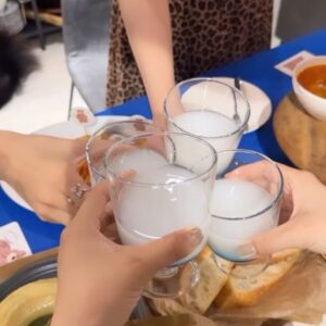 Iroha Yanagi Instagram - 𓊱꙳⋆𓇼☄︎𓐍◌𓂂✴︎𓂃𓊯𓈒𓏸
⁡
🍬💙𝘉𝘢𝘣𝘺 𝘴𝘩𝘰𝘸𝘦𝘳💙🎂
⁡
いつめんがあたしとbabyへ
ベビーシャワーを
計画してくれました🫧
ずっと楽しみにしてた𓈒𓏸🥹
⁡
もう妊娠報告やらこの写真とかで
性別はすでにお気づきでしょうが
〝𝗕𝗢𝗬〟です👶🏻。
(出てくるまでは分からんが
今のところしっかり🍌ついてるよ)

まさかまさか男の子ママに
自分がなるとわ感慨深い🤔

海のような青い空間で幸せだったなー🐚
👧🏻もあたしもブルーコーデで向かいました👗
でも送られてきたドレスコードの
イメージ写真がバブリーな感じで笑った。
みんなやり切れてなくて伝わらないが
一応テーマは派手コーデw
料理も美味しかったー🍽✨
⁡
みんな育児だったりで忙しいのに
いろいろ考えてくれたのだと思うと感動🥲
ありがとう👏🏼
3年ぶりの出産にちょと怯えていたのだけど
みんなのおかげで勇気でました☺️🤍

周りに同い年babyが多くて楽しみだし
いろいろ共有できるから嬉しい🍼

𓊱꙳⋆𓇼☄︎𓐍◌𓂂✴︎𓂃𓊯𓈒𓏸

#ベビーシャワー #出産祝い 
#令和6年ベビー #6月生まれベビー 
#男の子ママ #2児ママ