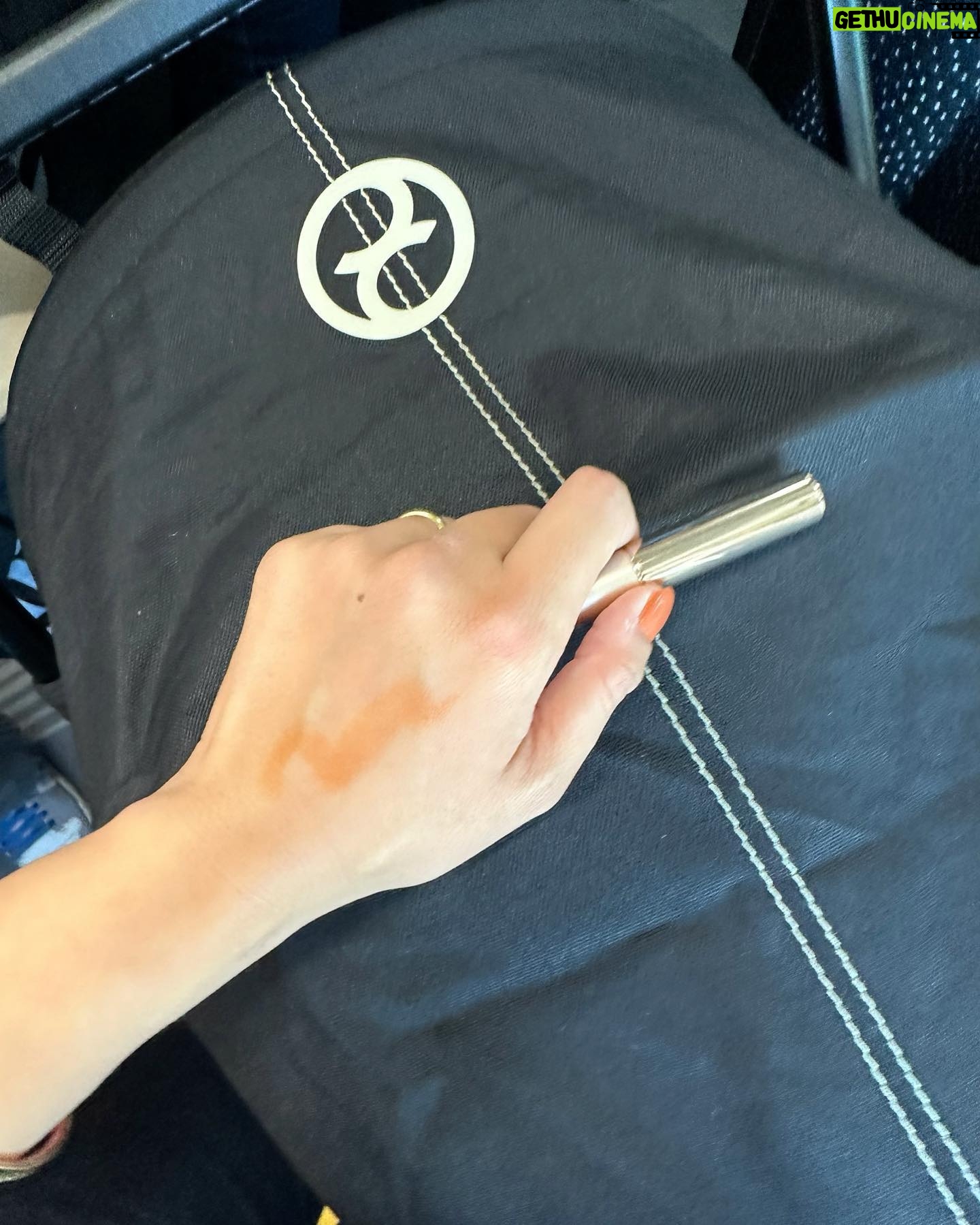 Iroha Yanagi Instagram - 噂のパウダーレスマットリップˎˊ˗ ほどよく透け感があってマットすぎない から薄めメイクの時にもかわいいし、 アイメイクしっかりめのときにも このリップをのせると引き算できて 顔全体のバランスがいいのよね〜✦ 今までリップつけてわざと ティッシュOFFしてたから その工程なくってもこれなら つけた瞬間から好みの透けマット質感 を叶えてくれる ⸜♥⸝ 浴衣メイクにオレンジが気分だったので 03camel洒落感オレンジで仕上げ🧡 他の色もまた紹介します💋.