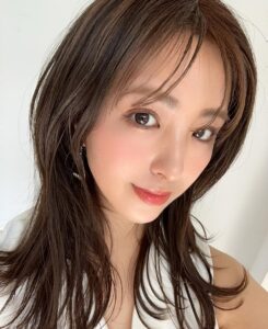 Iroha Yanagi Instagram - ＼ 人生初ハーブピーリングレポ ✐☡／ ⁡ ⁡ @athena_beautysalon で4月頭で施術してもらった @christinajapan 漢方ハーブピーリング🌿 ⁡ かなり痛い⚡︎ あの痛さは拷問だ！ て、ピーリング経験者たちのいろんな意見を 聞いてただけに、、 それなりの覚悟でのぞんだピーリングでしたが 初めてだったし優しく施術して下さったのもあり、 それほど痛くなくびっくり🫢 微粒子だから導入中の痛みや不快感がないという✔︎ ⁡ なんならハーブが肌に浸透していってる 感じが逆に気持ちかったかな😳 施術後すぐは肌に触れるとチクッっとする感じ。 ⁡ 肌にどんどんハリが出て 剥離も鼻付近にほんの少しだけ 皮が剥けたかなぁ〜という感じでした。 施術前よりハリ感がパワーアップで終了⤻ 内側から透明感が出てほんとやってよかった‼︎ お化粧ノリも全然ちがうんよ。 スワイプしてみてもらったらわかると思う。うん。 ⁡ 水分量も増えるから 乾燥肌さんおすすめしたい！ この時期花粉とか黄砂とか肌トラブルすごいし niceタイミングでした ✔︎ スケジュール次第で5月どこかで2回目を 受けにいきたいと検討中♡ ⁡ ⁡ ⁡ ⁡ ⁡