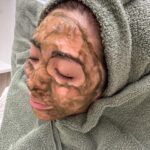 Iroha Yanagi Instagram – \ 人生初ハーブピーリングレポ ✐☡/
@athena_beautysalon
で4月頭で施術してもらった
@christinajapan
漢方ハーブピーリング🌿
かなり痛い⚡︎
あの痛さは拷問だ!
て、ピーリング経験者たちのいろんな意見を
聞いてただけに、、
それなりの覚悟でのぞんだピーリングでしたが
初めてだったし優しく施術して下さったのもあり、
それほど痛くなくびっくり🫢
微粒子だから導入中の痛みや不快感がないという✔︎
なんならハーブが肌に浸透していってる
感じが逆に気持ちかったかな😳
施術後すぐは肌に触れるとチクッっとする感じ。
肌にどんどんハリが出て
剥離も鼻付近にほんの少しだけ
皮が剥けたかなぁ〜という感じでした。
施術前よりハリ感がパワーアップで終了⤻
内側から透明感が出てほんとやってよかった‼︎
お化粧ノリも全然ちがうんよ。
スワイプしてみてもらったらわかると思う。うん。
水分量も増えるから
乾燥肌さんおすすめしたい!
この時期花粉とか黄砂とか肌トラブルすごいし
niceタイミングでした ✔︎
スケジュール次第で5月どこかで2回目を
受けにいきたいと検討中♡
