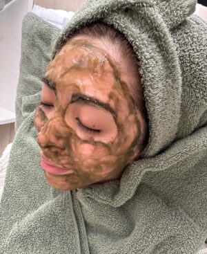 Iroha Yanagi Instagram - ＼ 人生初ハーブピーリングレポ ✐☡／
⁡
⁡
@athena_beautysalon 
で4月頭で施術してもらった
@christinajapan 
漢方ハーブピーリング🌿
⁡
かなり痛い⚡︎ 
あの痛さは拷問だ！
て、ピーリング経験者たちのいろんな意見を
聞いてただけに、、
それなりの覚悟でのぞんだピーリングでしたが
初めてだったし優しく施術して下さったのもあり、
それほど痛くなくびっくり🫢
微粒子だから導入中の痛みや不快感がないという✔︎
⁡
なんならハーブが肌に浸透していってる
感じが逆に気持ちかったかな😳
施術後すぐは肌に触れるとチクッっとする感じ。
⁡
肌にどんどんハリが出て
剥離も鼻付近にほんの少しだけ
皮が剥けたかなぁ〜という感じでした。
施術前よりハリ感がパワーアップで終了⤻
内側から透明感が出てほんとやってよかった‼︎
お化粧ノリも全然ちがうんよ。
スワイプしてみてもらったらわかると思う。うん。
⁡
水分量も増えるから
乾燥肌さんおすすめしたい！
この時期花粉とか黄砂とか肌トラブルすごいし
niceタイミングでした ✔︎
 
スケジュール次第で5月どこかで2回目を
受けにいきたいと検討中♡
⁡
⁡
⁡
⁡
⁡