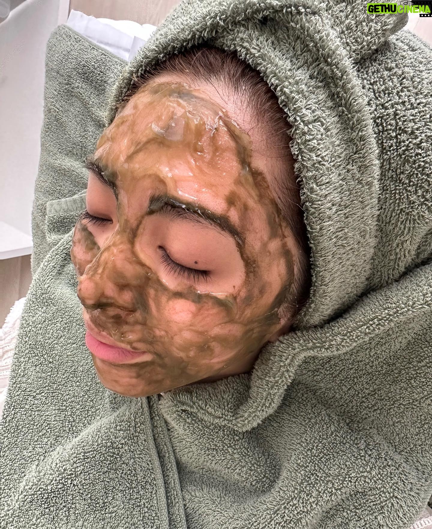 Iroha Yanagi - 807 Likes - \ 人生初ハーブピーリングレポ ✐☡/
@athena_beautysalon
で4月頭で施術してもらった
@christinajapan
漢方ハーブピーリング🌿
かなり痛い⚡︎
あの痛さは拷問だ!
て、ピーリング経験者たちのいろんな意見を
聞いてただけに、、
それなりの覚悟でのぞんだピーリングでしたが
初めてだったし優しく施術して下さったのもあり、
それほど痛くなくびっくり🫢
微粒子だから導入中の痛みや不快感がないという✔︎
なんならハーブが肌に浸透していってる
感じが逆に気持ちかったかな😳
施術後すぐは肌に触れるとチクッっとする感じ。
肌にどんどんハリが出て
剥離も鼻付近にほんの少しだけ
皮が剥けたかなぁ〜という感じでした。
施術前よりハリ感がパワーアップで終了⤻
内側から透明感が出てほんとやってよかった‼︎
お化粧ノリも全然ちがうんよ。
スワイプしてみてもらったらわかると思う。うん。
水分量も増えるから
乾燥肌さんおすすめしたい!
この時期花粉とか黄砂とか肌トラブルすごいし
niceタイミングでした ✔︎
スケジュール次第で5月どこかで2回目を
受けにいきたいと検討中♡
