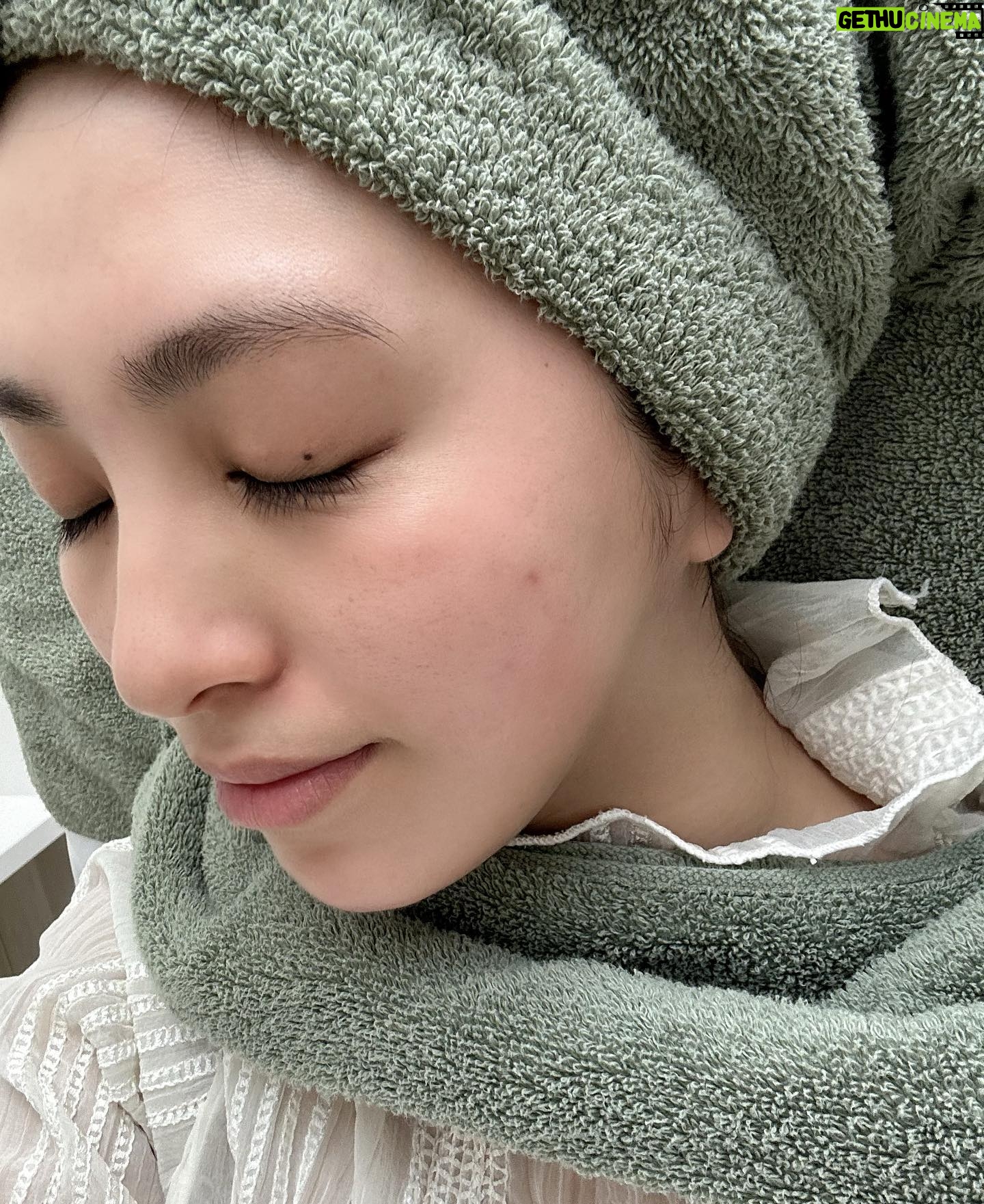 Iroha Yanagi - 807 Likes - \ 人生初ハーブピーリングレポ ✐☡/
@athena_beautysalon
で4月頭で施術してもらった
@christinajapan
漢方ハーブピーリング🌿
かなり痛い⚡︎
あの痛さは拷問だ!
て、ピーリング経験者たちのいろんな意見を
聞いてただけに、、
それなりの覚悟でのぞんだピーリングでしたが
初めてだったし優しく施術して下さったのもあり、
それほど痛くなくびっくり🫢
微粒子だから導入中の痛みや不快感がないという✔︎
なんならハーブが肌に浸透していってる
感じが逆に気持ちかったかな😳
施術後すぐは肌に触れるとチクッっとする感じ。
肌にどんどんハリが出て
剥離も鼻付近にほんの少しだけ
皮が剥けたかなぁ〜という感じでした。
施術前よりハリ感がパワーアップで終了⤻
内側から透明感が出てほんとやってよかった‼︎
お化粧ノリも全然ちがうんよ。
スワイプしてみてもらったらわかると思う。うん。
水分量も増えるから
乾燥肌さんおすすめしたい!
この時期花粉とか黄砂とか肌トラブルすごいし
niceタイミングでした ✔︎
スケジュール次第で5月どこかで2回目を
受けにいきたいと検討中♡
