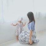 Iroha Yanagi Instagram - ・ 先日やむを得ず娘も連れて OverEの撮影にいくことに˖* ⋈ あたたかいスタッフの皆さんの おかげあって👧🏻もお利口に 楽しそうに過ごしてた🫶🏻 私が撮影中は見に行けないから スマホで動画見せてくれていたり 水分補給やオムツ替えまで🥹 とっても助かりました！ でもやっぱりママが見えなくなると 最後の方不安で泣いてしまった！ そのときの写真です〜 カメラマンさんが2shotを記念に 撮って下さいました📷 ⸜ ♥ ⸝ さっきまで泣いてたテンションじゃない みたいにカメラのまえで大はしゃぎ。 なーんだ映りたかったのか🤣♥️ OverEの撮影ママ大好きだから きっとねいろも感じとって撮影に 参加したかったんだろうなーって しかもたまたま二人のコーデが すこしリンクしてる奇跡のshot👏🏼 フレアスリーブトップス着用 させてもらったけど 実際に見てもすごく綺麗な 落ち着いたトーンのブルーで 白との相性も抜群でした🤍 お袖のふんわり感も絶妙♪ 初めてふたりで撮影してもらって 娘のポテンシャルに驚かされた日でした😳 ちょうど2歳目前に撮ってもらえて 記念になってよかったねꕤ*｡ﾟ スタッフの皆様ありがとうございました🙇🏻‍♀️