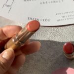 Iroha Yanagi Instagram - ⁡・ ＼ ❄︎色っぽ、ラメ色冬メイクitemご紹介💄 ／ ⁡ 愛用してる @opera_cosmetics から続々と 新色登場してたので使ってみたよ👄 :𝟭𝟮𝟮 ルミナイズベージュ 血色感あるコーラルピンク系のベージュで シルバーのラメが上品に輝く 着け心地抜群のヌードカラー ⁡ :𝟭𝟮𝟭 ナイトレッド この色、色っぽさが半端ない ブルーラメが入ってて 洒落感ある大人レッド ⁡ アイメイク👁 涙袋 :𝟭𝟬𝟮 スノウピンク 透明感ある白みピンクで 涙袋がふっくら際立つラメが大人可愛い❄️ ⁡ 目尻 :𝟭𝟮 カシス カシス色がお洒落なアイペンシル キツくならずに引けて目尻にさりげなくon ⁡ イルミネーションに負けじと 普段メイクにラメ色＋した冬仕様メイクでした☃️ #コスメレポ #冬メイク #ラメ色 #大人メイク #リップメイク #涙袋メイク #opera_cosmetics