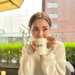Iroha Yanagi Instagram – ＿＿＿＿＿＿＿＿＿＿

最近気温が高くなって
野外へのお出かけが増えてきて
嬉しい〜☀︎
20°くらいが暑過ぎず適温だよね❤︎
・
・
日中の紫外線とか花粉とか
外的刺激を受けやすくなるこの季節
ぴったりのデイクリーム。

良過ぎたのでレポ✎𓂃

つい先日、4/1に新登場！！
@covermark_jp 
treatment day cream ☀︎𖠚ᐝ

これ、本当すごい。

SPF50 、PA     でしっかり
紫外線バリア出来て
コラーゲンとかも配合されてるから
ツヤとハリ感がしっかり足されて
みずみずしい使い心地が気持ちいいんよ。

お出かけ前のメイクするときに
このクリーム→下地の順でon✔︎
(顔、首、見える服ならデコルテまで
伸ばして紫外線へ立ち向かう準備万端)

日中ダメージをその場で即ケアしつつ
保湿力もあるのは神クリームとしか
いいようがない。

調子に乗ってテラスランチshot🤍☺︎

＿＿＿＿＿＿＿＿＿＿＿ 

#美容レポ #スキンケア
#デイクリーム #紫外線対策 #紫外線
#保湿力 #トリートメントデイクリーム
#新製品 #お出かけ日和 
#covermark #カラーマーク