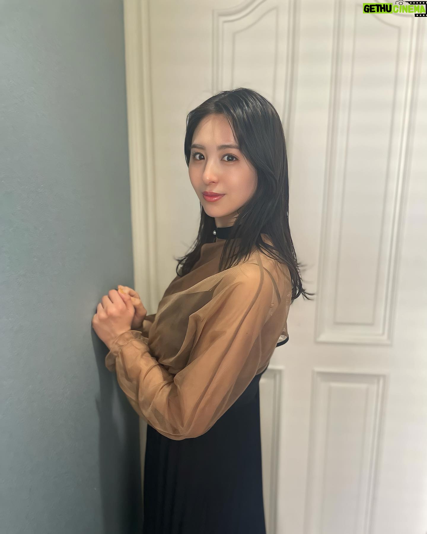 Iroha Yanagi Instagram - ・ 番組の衣装とかパーティー、 結婚式にお呼ばれした時に 愛用するのは決まってここ @leja__official ♡ ❀´- 本当いろんなシーンで着用しまくってる。 ✔︎着心地、見た目のラインの綺麗さ𓋪 ✔︎ロング丈の30代の女性に ハマる品のあるオトナなデザインが豊富𓋪 ✔︎スカート以外にもパンツスタイルも 数多く揃えられてるから ロンパースタイプを探してる方にも𓋪 ✔︎普段使いもしやすい 2Wayドレスが多く揃えられてる𓋪 写真で着用ドレスは 腰にボリュームが出ない細かい プリーツスカートになってて ブラウスをレイヤードして着る ドレスコーデが可愛い//♡ 普段着として中のワンピースは ニットとかと合わせて着ても🤍 シースルーのブラウスは前と後 2WAYで着れるのもポイント´ `)ノ .* 結婚式が増える春のぽかぽか シーズンに是非ちぇっくしてね✎ܚ #leja #leja__official #結婚式コーデ #お呼ばれドレス #結婚式お呼ばれ #オケージョンドレス #パーティードレス #30代ドレス #オトナ女子