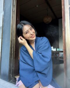 Iroha Yanagi Instagram - 本日33歳になりましたー❤︎ たくさんのお祝い✉︎やDMありがとうございます👏🏼 結婚記念日&誕生日は私のだいすきな温泉♨︎へ 計画してくれる👨🏻に感謝だ。 いつもありがとう！ 窓から見える紅葉🍁に癒されつつ、 足湯ができるモダンなお部屋で まったり過ごす時間がしあわせすぎて泣 👧🏻の足湯姿がもう、尊い。。 とってもリラックスできました🫶🏻 さ、切り替えて 年末やることタスク☑︎ひとつずつ埋めていかなくては。、