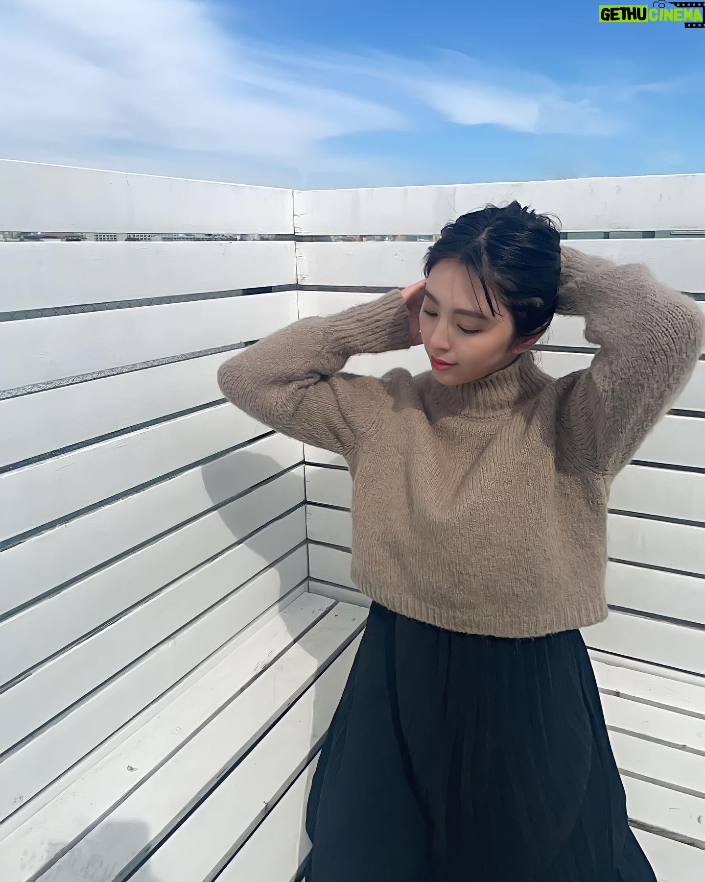 Iroha Yanagi Instagram - ・ 番組の衣装とかパーティー、 結婚式にお呼ばれした時に 愛用するのは決まってここ @leja__official ♡ ❀´- 本当いろんなシーンで着用しまくってる。 ✔︎着心地、見た目のラインの綺麗さ𓋪 ✔︎ロング丈の30代の女性に ハマる品のあるオトナなデザインが豊富𓋪 ✔︎スカート以外にもパンツスタイルも 数多く揃えられてるから ロンパースタイプを探してる方にも𓋪 ✔︎普段使いもしやすい 2Wayドレスが多く揃えられてる𓋪 写真で着用ドレスは 腰にボリュームが出ない細かい プリーツスカートになってて ブラウスをレイヤードして着る ドレスコーデが可愛い//♡ 普段着として中のワンピースは ニットとかと合わせて着ても🤍 シースルーのブラウスは前と後 2WAYで着れるのもポイント´ `)ノ .* 結婚式が増える春のぽかぽか シーズンに是非ちぇっくしてね✎ܚ #leja #leja__official #結婚式コーデ #お呼ばれドレス #結婚式お呼ばれ #オケージョンドレス #パーティードレス #30代ドレス #オトナ女子