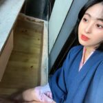 Iroha Yanagi Instagram - 本日33歳になりましたー❤︎ たくさんのお祝い✉︎やDMありがとうございます👏🏼 結婚記念日&誕生日は私のだいすきな温泉♨︎へ 計画してくれる👨🏻に感謝だ。 いつもありがとう！ 窓から見える紅葉🍁に癒されつつ、 足湯ができるモダンなお部屋で まったり過ごす時間がしあわせすぎて泣 👧🏻の足湯姿がもう、尊い。。 とってもリラックスできました🫶🏻 さ、切り替えて 年末やることタスク☑︎ひとつずつ埋めていかなくては。、