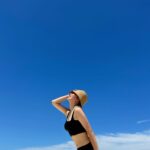 Iroha Yanagi Instagram - ・ 楽しかった沖縄旅行から1週間🌴 大阪から私のママパパそして東京から 妹、私の家族が沖縄で合流✈︎ 地元で会うことはあっても 旅行は久しぶりすぎて 嬉しかったなぁ🤍ﾟ* 沖縄二見にある10人泊まれる貸切古民家宿ˎˊ˗ @futami.s.kou 今回は家族だけの旅行だから スーパーで沖縄ならではの食材を 買い込んでみんなで料理したり 広々とした場所だったからのんびりできて ここに泊まって本当良かった👏🏼 ウッドデッキが部屋の外にあるからBBQしたり 山奥だから空気も澄んでて 屋上で落ちて来そうなほど綺麗な星を堪能できたり💫 幸せな時間だったぶん帰って来てからのロスがすんごい。 沖縄きたとき絶対に行ってた 柳家恒例の奥間ビーチに娘に見せたくて 北部まで行って来た🚘 👧🏻は最初砂浜にも歩きたくなさそうだったけど 慣れたら亀みたいにずっと海の中で浮かんでた𓇼 日焼け対策してたけど海の照り返しは怖い。（笑） 子供がいる旅行は本当どこいっても 結構ハードだけどそのぶん楽しさ倍増するし 今までにない思い出が作れて 連れてった甲斐がある🫶🏻 またどっか企画しようね⛱ hawaii行きたいな。(小声) #子連れ旅行 #沖縄 #沖縄旅行 #沖縄料理 #bbq #古民家 #古民家宿 #貸切宿 #二見 #奥間ビーチ #1歳11ヶ月 #女の子ママ #家族旅行