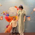 Iroha Yanagi Instagram - ・ 以前からバスタイムには欠かせない SABONのボディスクラブの リニューアルイベントに行ってきたよ🛁🫧 @sabon_japan マグネシウムやカリウムなどの ミネラルが豊富に含まれた 死海の塩*1のスクラブ粒子で 角質ケアしながらお肌をやさしく包み込む オーガニックボタニカルオイル*2で 保湿効果も高く体感できるブースでうるすべ肌を実感✨🤲🏻 洗い流した後もずっと続くしっとり感と 癒される香りの余韻を楽しんでた🌿 イベントでは他にも プロジェクションマッピングでの 演出にも親子で感動！ なんとスクラブに見立てたデザートも いただいちゃいました🍽♡ デザインもシャンパンゴールドの蓋に クリスタルのようなおしゃれなエンボス加工に 生まれ変わってて可愛いハートスプーンで 更に気分があがります🤍🥄 週2回の自分へのご褒美に♪ プレゼントにもすごく喜んでもらえるだろうから 今後母の日とかに贈ったりするのもいいなぁ🙌🏻 *1：海塩（洗浄補助） *2：アルガニアスピノサ核油、ホホバ種子油、 アーモンド油（すべて保湿） #sabon #サボン#sabonボディスクラブ #sabonスクラブ #サボンスクラブ #スクラブ #ボディスクラブ #ミネラル美容 #pr