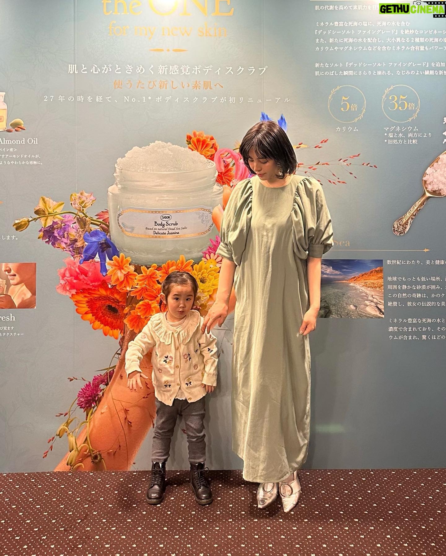 Iroha Yanagi Instagram - ・ 以前からバスタイムには欠かせない SABONのボディスクラブの リニューアルイベントに行ってきたよ🛁🫧 @sabon_japan マグネシウムやカリウムなどの ミネラルが豊富に含まれた 死海の塩*1のスクラブ粒子で 角質ケアしながらお肌をやさしく包み込む オーガニックボタニカルオイル*2で 保湿効果も高く体感できるブースでうるすべ肌を実感✨🤲🏻 洗い流した後もずっと続くしっとり感と 癒される香りの余韻を楽しんでた🌿 イベントでは他にも プロジェクションマッピングでの 演出にも親子で感動! なんとスクラブに見立てたデザートも いただいちゃいました🍽♡ デザインもシャンパンゴールドの蓋に クリスタルのようなおしゃれなエンボス加工に 生まれ変わってて可愛いハートスプーンで 更に気分があがります🤍🥄 週2回の自分へのご褒美に♪ プレゼントにもすごく喜んでもらえるだろうから 今後母の日とかに贈ったりするのもいいなぁ🙌🏻 *1:海塩(洗浄補助) *2:アルガニアスピノサ核油、ホホバ種子油、 アーモンド油(すべて保湿) #sabon #サボン#sabonボディスクラブ #sabonスクラブ #サボンスクラブ #スクラブ #ボディスクラブ #ミネラル美容 #pr