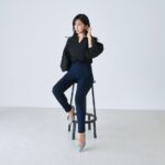 Iroha Yanagi Instagram - ・ いつもモデルを担当させてもらってる OverEからついにデニムが、、！👖 ストレッチスキニーデニム🤍 蓄熱で動きやすいから だんだん肌寒くなってくる季節 に超おすすめだった！ 個人的にDisney seaとか に履きたいっ！て思った🏰 ピンポイントすぎ？　 服何とでも合わせやすいカラー なのもいいよね。 撮影では黒のトップスと 合わせたけど白シャツとかに 合わせてもきれいに着れそう✨ #overe #ストレッチスキニーデニム #デニムコーデ #大人カジュアル #大人デニムコーデ #30代ファッション　#ママコーデ #動きやすい