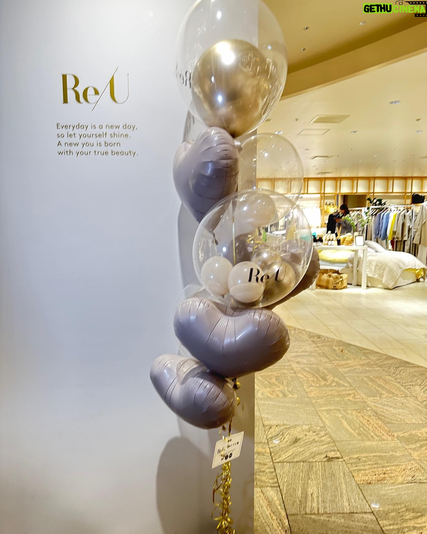 Iroha Yanagi Instagram - ・ 上野なつひちゃんがディレクターしてる @reu_beauty POP UP STOREに遊びにいってきました🤍。*゚ 📍ISETAN Shinjyuku すべて冷蔵保存の生化粧品で どれも気になってたブランド。 スキンケア好きにはたまらなかった👏🏼 POP UP先行販売してた〝ヒト幹〟水光ニードル美容液は 天然マイクロニードルが入っててお肌の内部まで 幹細胞培養上清液を届けてくれるという 水光肌目指したい方必見の美容液も。 あたしはなつひちゃんにヒアリングしてもらったところ 乾燥で困ってるということ伝えるとブースターセラム美容液を おすすめしてもらいましたˎˊ˗ めぇたんお誘いありがとー☺️🎀 #reu #スキンケア #ヒト幹細胞 #美容液 #生化粧品