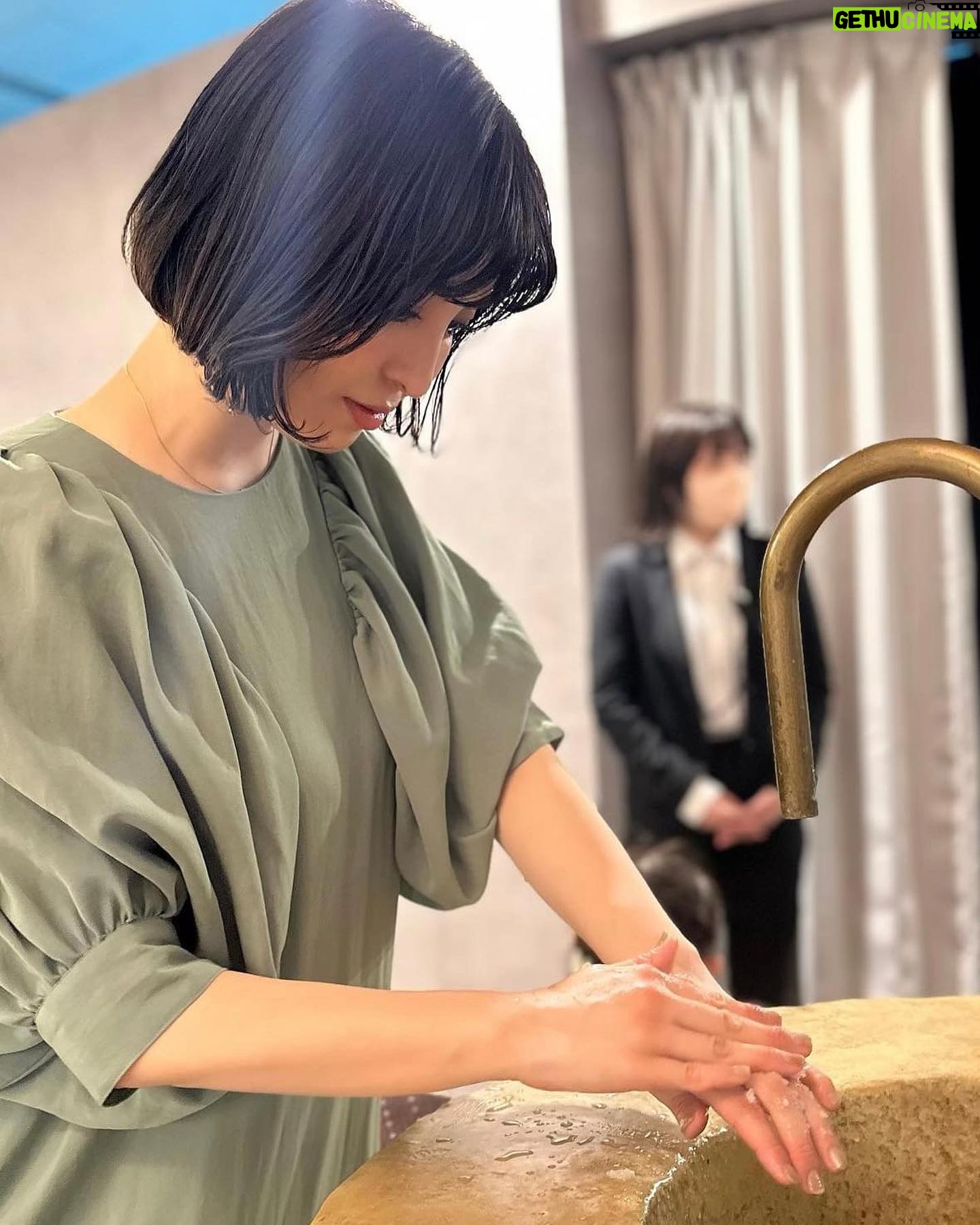 Iroha Yanagi Instagram - ・ 以前からバスタイムには欠かせない SABONのボディスクラブの リニューアルイベントに行ってきたよ🛁🫧 @sabon_japan マグネシウムやカリウムなどの ミネラルが豊富に含まれた 死海の塩*1のスクラブ粒子で 角質ケアしながらお肌をやさしく包み込む オーガニックボタニカルオイル*2で 保湿効果も高く体感できるブースでうるすべ肌を実感✨🤲🏻 洗い流した後もずっと続くしっとり感と 癒される香りの余韻を楽しんでた🌿 イベントでは他にも プロジェクションマッピングでの 演出にも親子で感動! なんとスクラブに見立てたデザートも いただいちゃいました🍽♡ デザインもシャンパンゴールドの蓋に クリスタルのようなおしゃれなエンボス加工に 生まれ変わってて可愛いハートスプーンで 更に気分があがります🤍🥄 週2回の自分へのご褒美に♪ プレゼントにもすごく喜んでもらえるだろうから 今後母の日とかに贈ったりするのもいいなぁ🙌🏻 *1:海塩(洗浄補助) *2:アルガニアスピノサ核油、ホホバ種子油、 アーモンド油(すべて保湿) #sabon #サボン#sabonボディスクラブ #sabonスクラブ #サボンスクラブ #スクラブ #ボディスクラブ #ミネラル美容 #pr