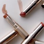 Iroha Yanagi Instagram - @opera_cosmetics の 📢夏の新色リップティント Nをテスター💄ˎˊ˗ グロス要らずなうるっとしたテクスチャーが好きで 前から愛用してたオペラのリップティント☺︎！ 注目の夏カラーぜひみんなにも試してみてほしい🫶🏻 限定色 114シアーブロンズ ツヤと粒子細かいラメ感が光の当たり方によって キラキラしてきれい！ 深みあるオレンジとブラウンの中間色で イエベ肌馴染みやすく こっくりとした仕上がり☺︎🤎 女子ウケもばっちりカラー！ ティントオイルルージュ 新色 119アクアベージュ 肌の血色をかわいくトーンアップしてくれる色味👏🏼 このシアー感とあざといベージュがたまらない。 ブルーラメ入りのピンク味がかったヌーディベージュ。 ブルベさんもこれはすごく似合いそう💕 これはモテ色だ〜 新色 18アンバーオレンジ 水光感あふれるピンクラメを閉じ込めたオレンジ🍊 夏のファッションに合わせると 爽やかな感じになりそう‼︎ 一見男性の目線なんて意識してませんよっと いう風に見せかけて実は真のモテ女がつけてそう👍🏻✨ どれつけよっか迷う時間がたのしい🤤🤤 どれが好きだった？ #opera #オペラリップティント #リップメイク #新色コスメ #夏メイク #コスメレポ #pr