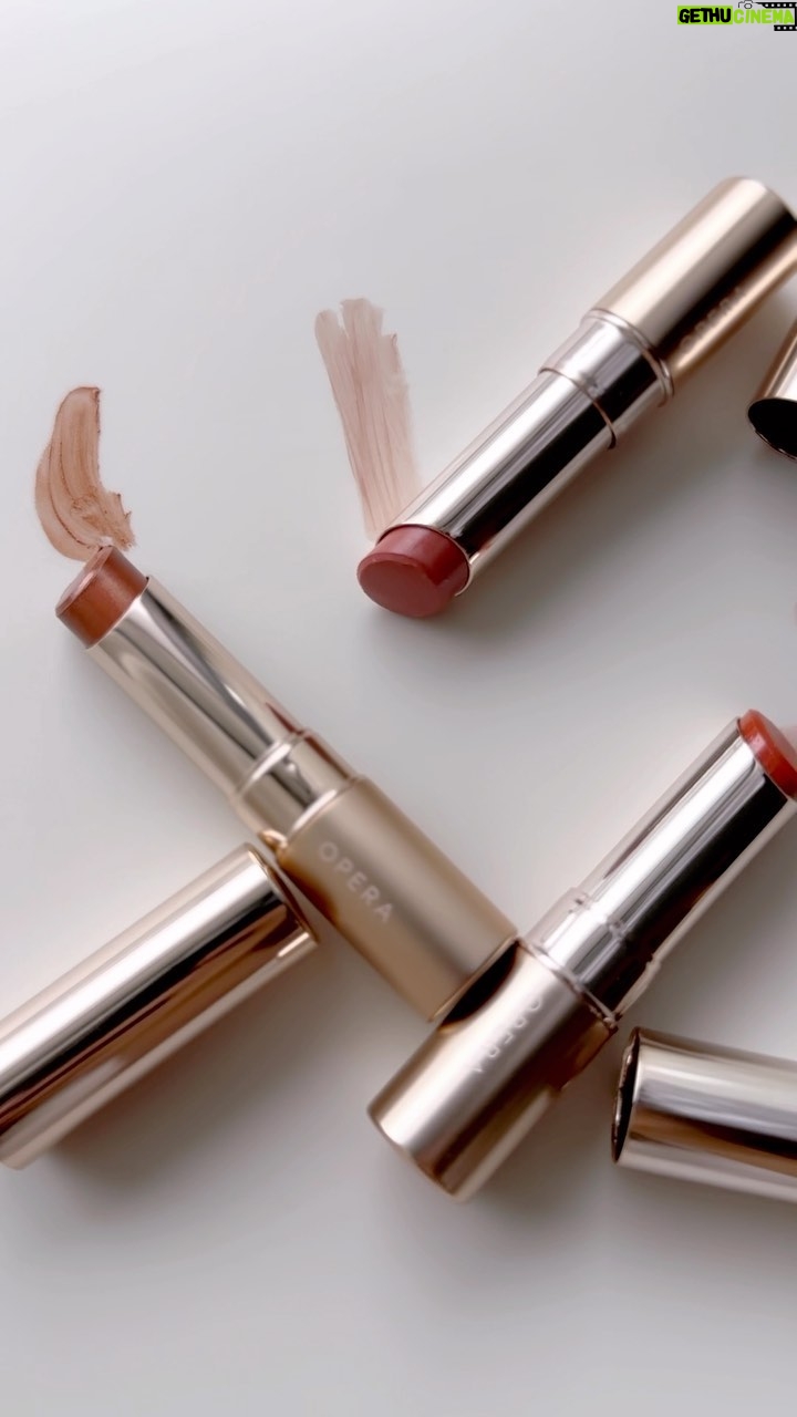 Iroha Yanagi Instagram - @opera_cosmetics の 📢夏の新色リップティント Nをテスター💄ˎˊ˗ グロス要らずなうるっとしたテクスチャーが好きで 前から愛用してたオペラのリップティント☺︎! 注目の夏カラーぜひみんなにも試してみてほしい🫶🏻 限定色 114シアーブロンズ ツヤと粒子細かいラメ感が光の当たり方によって キラキラしてきれい! 深みあるオレンジとブラウンの中間色で イエベ肌馴染みやすく こっくりとした仕上がり☺︎🤎 女子ウケもばっちりカラー! ティントオイルルージュ 新色 119アクアベージュ 肌の血色をかわいくトーンアップしてくれる色味👏🏼 このシアー感とあざといベージュがたまらない。 ブルーラメ入りのピンク味がかったヌーディベージュ。 ブルベさんもこれはすごく似合いそう💕 これはモテ色だ〜 新色 18アンバーオレンジ 水光感あふれるピンクラメを閉じ込めたオレンジ🍊 夏のファッションに合わせると 爽やかな感じになりそう‼︎ 一見男性の目線なんて意識してませんよっと いう風に見せかけて実は真のモテ女がつけてそう👍🏻✨ どれつけよっか迷う時間がたのしい🤤🤤 どれが好きだった? #opera #オペラリップティント #リップメイク #新色コスメ #夏メイク #コスメレポ #pr