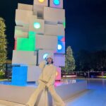 Iroha Yanagi Instagram - #pr 📍絶対この冬行きたい！おすすめスポット📍 GINZA SIX 屋上スケートリンク ❄️Rooftop Star Skating Rink⛸に 姉妹で遊びに行ってきたよー♡ @ginzasix_official 今日、11月17日（金）〜2024年1月21日（日）までの 期間限定で登場するみたい🌨 久しぶりのスケートは最初ちょっと怖かったけど 氷じゃないリンクで安全だし転けても ビシャビシャにならないからめちゃいい☺️ ゆりな意外と上手で私のがぎこちなかった笑 りさこちゃんにも劇的に会えてこの表情🤍w 昔、銀座のランドマークだった 中銀カプセルタワービルをオマージュした カラフルなアートオブジェが どーんっとリンク中央に💎✨ クリエイティブスタジオYAR氏が プロデュースされてるそうで1Fのエントランスにも 中銀タワービルの一部がアートとなって 戻ってくるというロマンス溢れる演出が素敵だった、、！ お部屋内には当時の世界観をシティポップの レコードが並んでて現代風リスニングルームに🎼 そういえば、スケート中に流れてる曲も めっちゃエモかったけどそこも イメージされてたのかな？👏🏼😳 ぜひともBGMにも注目して滑ってみてほし〜！ お子さん連れだと4才から楽しめるみたいだよ🫶🏻 #ginzasix #ginzasixxme #rooftopstarskatingrink #屋上スケートリンク #銀座シックス #スケートリンク #スケート #お出かけスポット #冬の #中銀カプセルタワービル