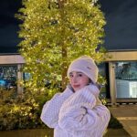 Iroha Yanagi Instagram - #pr 📍絶対この冬行きたい！おすすめスポット📍 GINZA SIX 屋上スケートリンク ❄️Rooftop Star Skating Rink⛸に 姉妹で遊びに行ってきたよー♡ @ginzasix_official 今日、11月17日（金）〜2024年1月21日（日）までの 期間限定で登場するみたい🌨 久しぶりのスケートは最初ちょっと怖かったけど 氷じゃないリンクで安全だし転けても ビシャビシャにならないからめちゃいい☺️ ゆりな意外と上手で私のがぎこちなかった笑 りさこちゃんにも劇的に会えてこの表情🤍w 昔、銀座のランドマークだった 中銀カプセルタワービルをオマージュした カラフルなアートオブジェが どーんっとリンク中央に💎✨ クリエイティブスタジオYAR氏が プロデュースされてるそうで1Fのエントランスにも 中銀タワービルの一部がアートとなって 戻ってくるというロマンス溢れる演出が素敵だった、、！ お部屋内には当時の世界観をシティポップの レコードが並んでて現代風リスニングルームに🎼 そういえば、スケート中に流れてる曲も めっちゃエモかったけどそこも イメージされてたのかな？👏🏼😳 ぜひともBGMにも注目して滑ってみてほし〜！ お子さん連れだと4才から楽しめるみたいだよ🫶🏻 #ginzasix #ginzasixxme #rooftopstarskatingrink #屋上スケートリンク #銀座シックス #スケートリンク #スケート #お出かけスポット #冬の #中銀カプセルタワービル