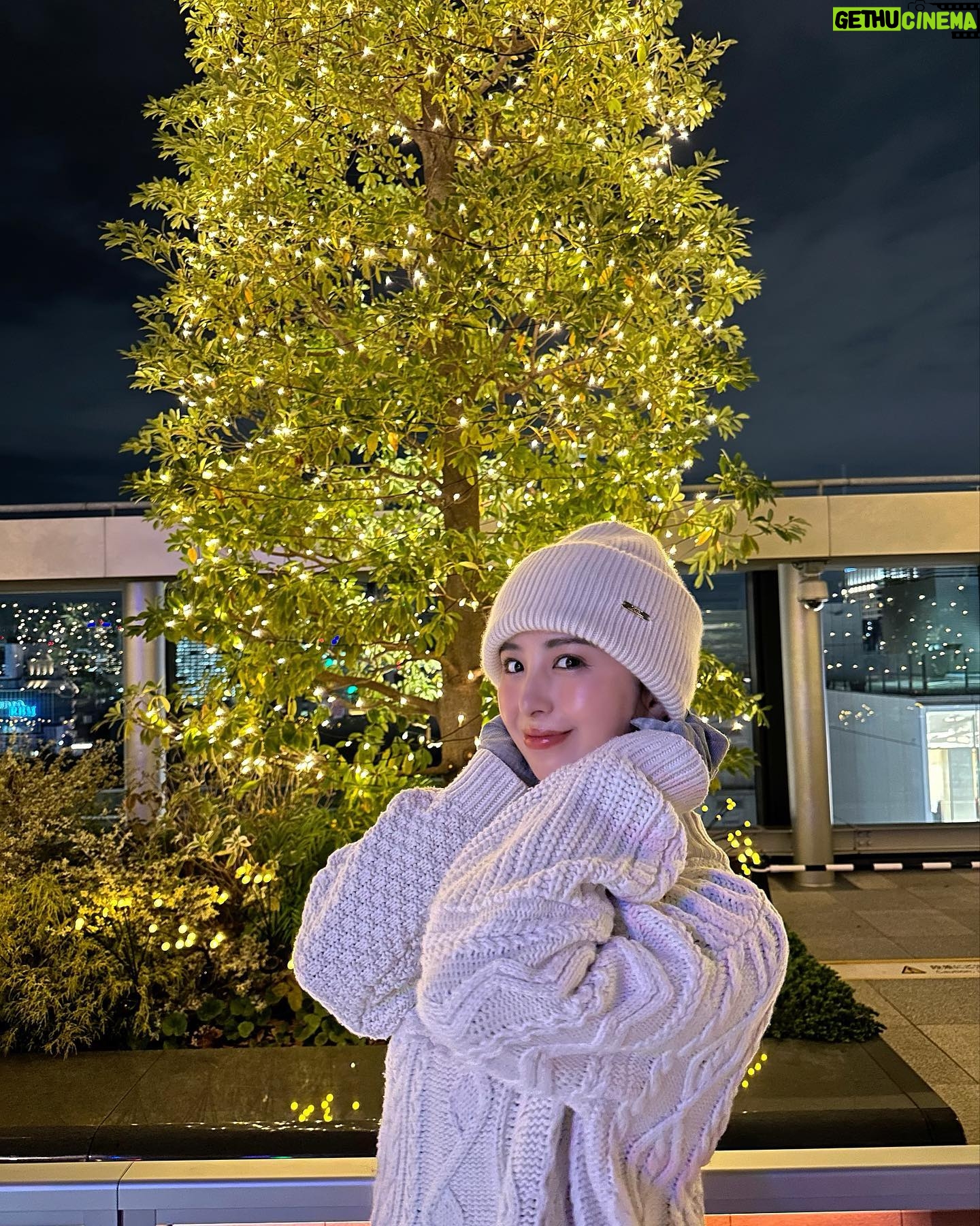 Iroha Yanagi Instagram - #pr 📍絶対この冬行きたい!おすすめスポット📍 GINZA SIX 屋上スケートリンク ❄️Rooftop Star Skating Rink⛸に 姉妹で遊びに行ってきたよー♡ @ginzasix_official 今日、11月17日(金)〜2024年1月21日(日)までの 期間限定で登場するみたい🌨 久しぶりのスケートは最初ちょっと怖かったけど 氷じゃないリンクで安全だし転けても ビシャビシャにならないからめちゃいい☺️ ゆりな意外と上手で私のがぎこちなかった笑 りさこちゃんにも劇的に会えてこの表情🤍w 昔、銀座のランドマークだった 中銀カプセルタワービルをオマージュした カラフルなアートオブジェが どーんっとリンク中央に💎✨ クリエイティブスタジオYAR氏が プロデュースされてるそうで1Fのエントランスにも 中銀タワービルの一部がアートとなって 戻ってくるというロマンス溢れる演出が素敵だった、、! お部屋内には当時の世界観をシティポップの レコードが並んでて現代風リスニングルームに🎼 そういえば、スケート中に流れてる曲も めっちゃエモかったけどそこも イメージされてたのかな?👏🏼😳 ぜひともBGMにも注目して滑ってみてほし〜! お子さん連れだと4才から楽しめるみたいだよ🫶🏻 #ginzasix #ginzasixxme #rooftopstarskatingrink #屋上スケートリンク #銀座シックス #スケートリンク #スケート #お出かけスポット #冬の #中銀カプセルタワービル