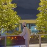 Iroha Yanagi Instagram - #pr 📍絶対この冬行きたい！おすすめスポット📍 GINZA SIX 屋上スケートリンク ❄️Rooftop Star Skating Rink⛸に 姉妹で遊びに行ってきたよー♡ @ginzasix_official 今日、11月17日（金）〜2024年1月21日（日）までの 期間限定で登場するみたい🌨 久しぶりのスケートは最初ちょっと怖かったけど 氷じゃないリンクで安全だし転けても ビシャビシャにならないからめちゃいい☺️ ゆりな意外と上手で私のがぎこちなかった笑 りさこちゃんにも劇的に会えてこの表情🤍w 昔、銀座のランドマークだった 中銀カプセルタワービルをオマージュした カラフルなアートオブジェが どーんっとリンク中央に💎✨ クリエイティブスタジオYAR氏が プロデュースされてるそうで1Fのエントランスにも 中銀タワービルの一部がアートとなって 戻ってくるというロマンス溢れる演出が素敵だった、、！ お部屋内には当時の世界観をシティポップの レコードが並んでて現代風リスニングルームに🎼 そういえば、スケート中に流れてる曲も めっちゃエモかったけどそこも イメージされてたのかな？👏🏼😳 ぜひともBGMにも注目して滑ってみてほし〜！ お子さん連れだと4才から楽しめるみたいだよ🫶🏻 #ginzasix #ginzasixxme #rooftopstarskatingrink #屋上スケートリンク #銀座シックス #スケートリンク #スケート #お出かけスポット #冬の #中銀カプセルタワービル