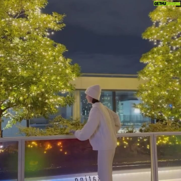 Iroha Yanagi Instagram - #pr 📍絶対この冬行きたい!おすすめスポット📍 GINZA SIX 屋上スケートリンク ❄️Rooftop Star Skating Rink⛸に 姉妹で遊びに行ってきたよー♡ @ginzasix_official 今日、11月17日(金)〜2024年1月21日(日)までの 期間限定で登場するみたい🌨 久しぶりのスケートは最初ちょっと怖かったけど 氷じゃないリンクで安全だし転けても ビシャビシャにならないからめちゃいい☺️ ゆりな意外と上手で私のがぎこちなかった笑 りさこちゃんにも劇的に会えてこの表情🤍w 昔、銀座のランドマークだった 中銀カプセルタワービルをオマージュした カラフルなアートオブジェが どーんっとリンク中央に💎✨ クリエイティブスタジオYAR氏が プロデュースされてるそうで1Fのエントランスにも 中銀タワービルの一部がアートとなって 戻ってくるというロマンス溢れる演出が素敵だった、、! お部屋内には当時の世界観をシティポップの レコードが並んでて現代風リスニングルームに🎼 そういえば、スケート中に流れてる曲も めっちゃエモかったけどそこも イメージされてたのかな?👏🏼😳 ぜひともBGMにも注目して滑ってみてほし〜! お子さん連れだと4才から楽しめるみたいだよ🫶🏻 #ginzasix #ginzasixxme #rooftopstarskatingrink #屋上スケートリンク #銀座シックス #スケートリンク #スケート #お出かけスポット #冬の #中銀カプセルタワービル