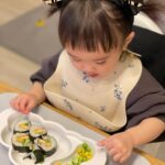 Iroha Yanagi Instagram - 我が家の節分👹 大人用と子ども用の ˏˋ 恵方巻き 𓂑 𓌈 ‎ ˎˊ˗ うん。恵方巻きというか キンパですねぇ〜 南南東向いて黙って食べようと したら変なオッサンが 踊ってましたわ𓀤ꉂꉂ 豆まきは…来年からで𐤔 ※娘よ。ハロウィンの使い回し ツノすんません😈笑 なのでせめて虎柄使用にしたで。 こういう時スリコの節分ベビー服ほしいと思った。 #節分 #節分ベビー #恵方巻き #恵方巻き作り #韓国料理 #キンパ #1歳5ヶ月 #1歳5ヶ月ごはん #女の子ママ #令和3年ベビー #なんちゃって鬼