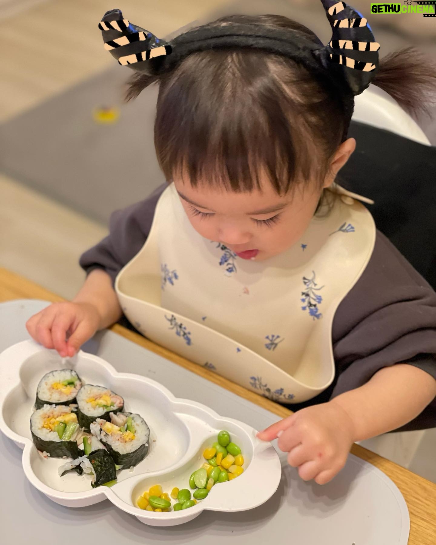 Iroha Yanagi Instagram - 我が家の節分👹 大人用と子ども用の ˏˋ 恵方巻き 𓂑 𓌈 ˎˊ˗ うん。恵方巻きというか キンパですねぇ〜 南南東向いて黙って食べようと したら変なオッサンが 踊ってましたわ𓀤ꉂꉂ 豆まきは…来年からで𐤔 ※娘よ。ハロウィンの使い回し ツノすんません😈笑 なのでせめて虎柄使用にしたで。 こういう時スリコの節分ベビー服ほしいと思った。 #節分 #節分ベビー #恵方巻き #恵方巻き作り #韓国料理 #キンパ #1歳5ヶ月 #1歳5ヶ月ごはん #女の子ママ #令和3年ベビー #なんちゃって鬼