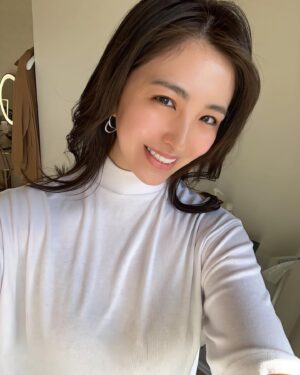 Iroha Yanagi Instagram - ・ 

駆け込み寺を見つけてしまったˎˊ˗

この時期、謎のお肌ヒリヒリ
に悩まされて。。
洗顔、化粧水するだけでも痛くって。
外出かけたときに付着する花粉かな？

肌コンディション整えるべく
前から気になってたハーブピーリング専門のサロンへ🌿
今回は近々出演あったりするから
@christinajapan の
アンストレスでケアしてもらったよ💆🏻‍♀️

洗顔⇨ホットの温感パック⇨
保湿がすごい緑茶成分配合のクリームで
パックの時点からヒリヒリ感が
すーーっと消えてった🫢
鎮静マスクでお肌をやわらかくして
トーンを均一にしてもらったよ♡

乾燥肌にも悩まされてるから
アンストレスでしっかり
水分を入れてもらってちゅる肌に🫧

@athena_beautysalon 
ありがとうございました🤍🙌🏻