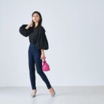 Iroha Yanagi Instagram - ・ いつもモデルを担当させてもらってる OverEからついにデニムが、、！👖 ストレッチスキニーデニム🤍 蓄熱で動きやすいから だんだん肌寒くなってくる季節 に超おすすめだった！ 個人的にDisney seaとか に履きたいっ！て思った🏰 ピンポイントすぎ？　 服何とでも合わせやすいカラー なのもいいよね。 撮影では黒のトップスと 合わせたけど白シャツとかに 合わせてもきれいに着れそう✨ #overe #ストレッチスキニーデニム #デニムコーデ #大人カジュアル #大人デニムコーデ #30代ファッション　#ママコーデ #動きやすい