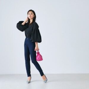 Iroha Yanagi Instagram - ・
いつもモデルを担当させてもらってる
OverEからついにデニムが、、！👖

ストレッチスキニーデニム🤍
蓄熱で動きやすいから
だんだん肌寒くなってくる季節
に超おすすめだった！
個人的にDisney seaとか
に履きたいっ！て思った🏰
ピンポイントすぎ？　

服何とでも合わせやすいカラー
なのもいいよね。

撮影では黒のトップスと
合わせたけど白シャツとかに
合わせてもきれいに着れそう✨

#overe #ストレッチスキニーデニム 
 #デニムコーデ #大人カジュアル  #大人デニムコーデ 
#30代ファッション　#ママコーデ #動きやすい